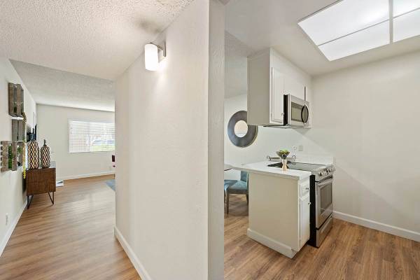 $2,825 / 2br - 865ft2 - Four Sparkling Pools, Laundry Facilities, Access gate (fremont / union city / newark)63813716134529123