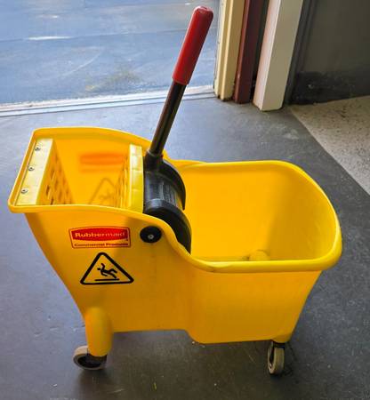 Mop Bucket with Wringer 1