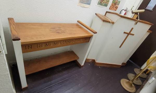 Beautiful Pulpit & Lord Supper Table Set Great For All Size Areas 1