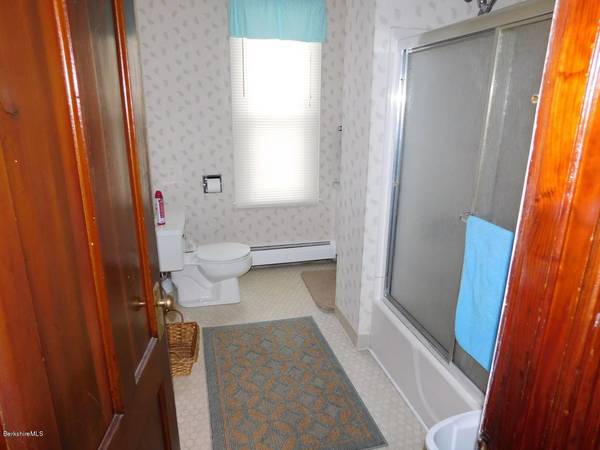 $950 / 1br - 1 Bedroom, 1 Bath with Bonus Room (North Adams, Ma)64017048074369122