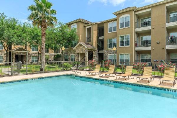 $1,292 / 2br - 954ft2 - Love Your Commute: Easy Access to Freeways63812507180033120