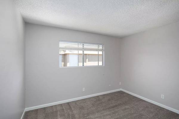 $2,195 / 2 habitaciones - 921 pies² - Vive la vida urbana en el corazón de El Cajon (El Cajon)63657292426883121