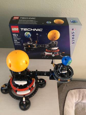 LEGO Planet Earth and Moon in Orbit (42179) 1