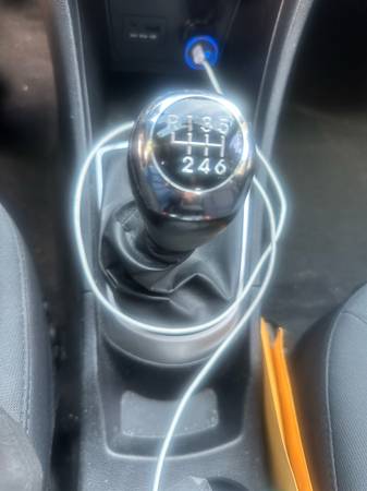 2012 Hyundai Accent hatchback, transmisión manual de 6 velocidades, todo eléctrico, 118 mil millas - $3.850 (Vienna)63439845596801122