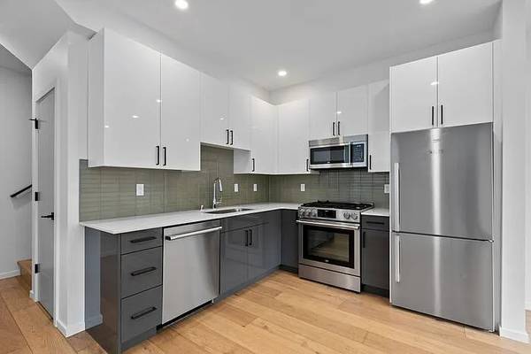 $933 / 2br - 1060ft2 - Modern 2BR Residence – Central Air, 1,060 sqft, Great Location (Seattle)63814789051137121