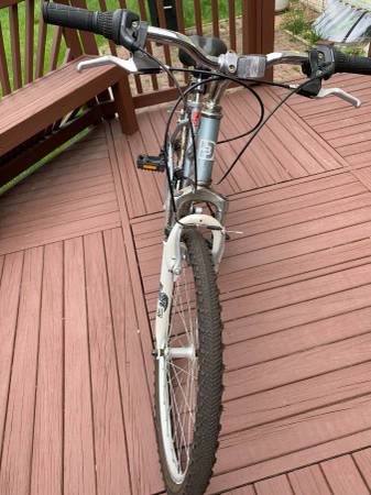 2015 Diamondback Lustre 1 21-Speed Mountain Bike, 17" Frame, Front Sus 1