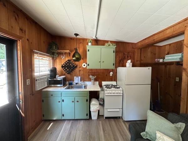 $1,525 / 1br - 300ft2 - 1 bedroom/ 1 bath cottage with lake access off season for rent (Meredith)63932057223810121