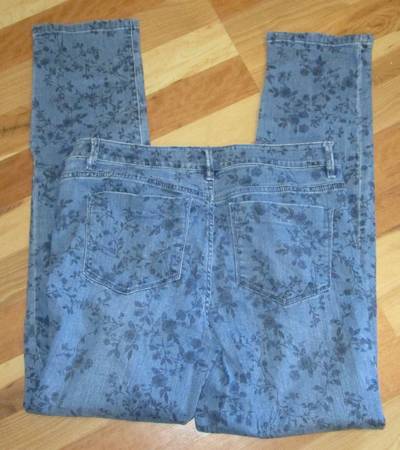 7 Women's size 6 Jeans 1