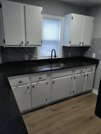 $1,100 / 1br - 740ft2 - THE OCEAN&SANDY BEACH AT YOUR DOOR, JUST REMODELED***INCLUDES HEAT*** (warwick)64002828018435122