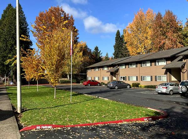 $1,349 / 1br - 800ft2 - SPACIOUS, TRANQUIL, 1 BR APARTMENT BY MAX, BUS MALL (Gresham - Central City)64038881310337123