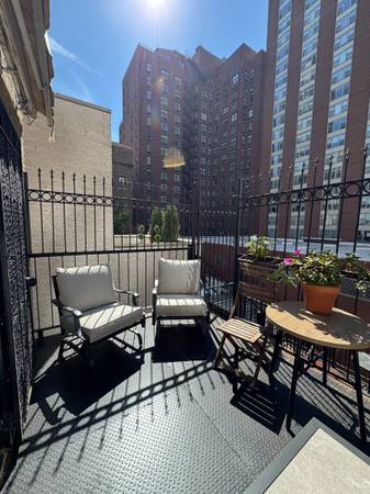 $3,500 / 2br - 1500ft2 - New! Sunny Penthouse Skylight Duplex 2B2B Historic Astor St! Reduced! (Gold Coast Astor Street)63959741912323120