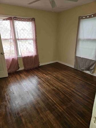 $1050.00 / 2br - 894ft2 - 4833 Johnston64036538627969121