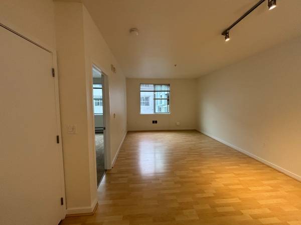 $875 / 1br - 125 Perry St, Hempstead, NY (Hempstead, NY)64023720683651122