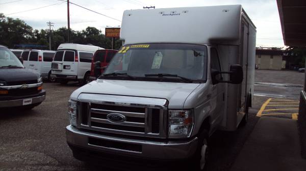 2022 Ford E-Series Cutaway 14 BOX TRUCK roll up rear door and side do - $26,980 (Saint Cloud - Waite Park)63469773891459123