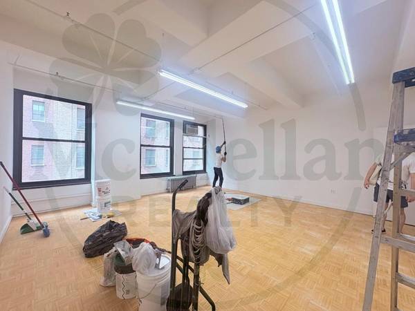 $2,350 / 668ft2 - Southern/Front Facing Office Space with Reception Area Divider Wall El (Midtown West)64212275539458121