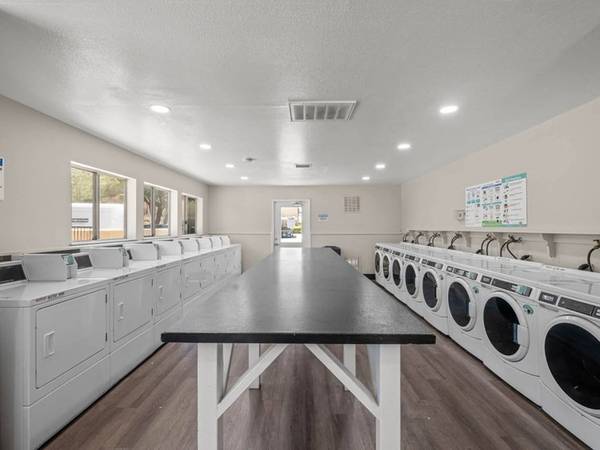 $1,815 / 2br - 844ft2 - Spa/Bañera de Hidromasaje, 2 habitaciones 1 baño, Ubicado en Lancaster, Centro de Fitness (43230 Gadsden Avenue, Lancaster, CA)63774483011971123
