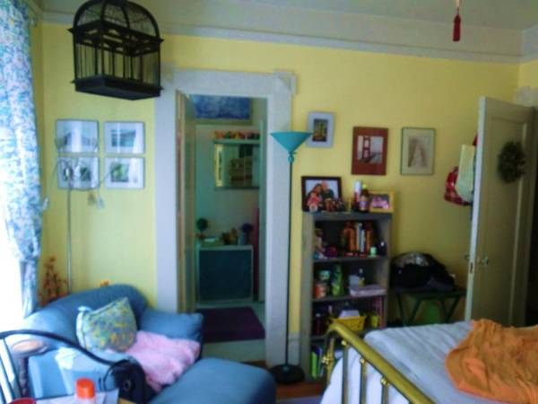 $560 FEMALE (only) to share furnished 2-bedroom apt. (Nob Hill)63824141003779122
