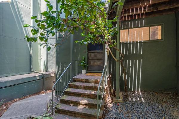 $2,000 / 1br - 573ft2 - charming, beautiful condo with tree filled courtyard. (berkeley)63946669462531121