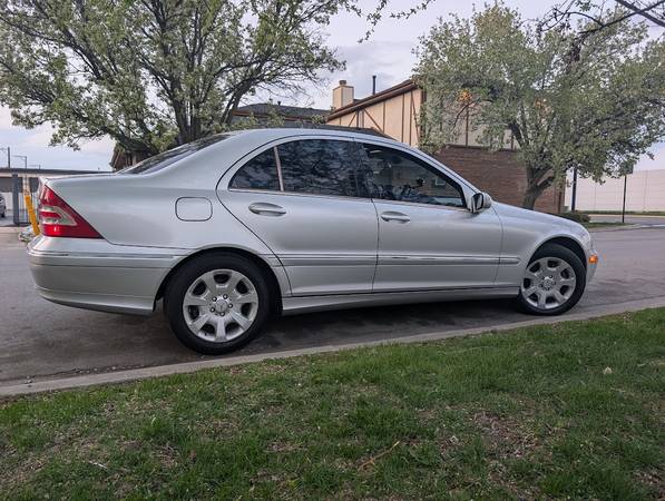 LQQK Clean 2005 Mercedes C320 ICE COLD AC ZEROOOO RUST! - $3,800 (CHICAGO)63618846976259122