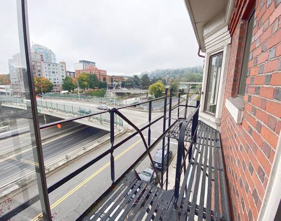 $1,099 / 1br - Near the MAX & Portland Art Museum - One Bedroom w Stylish Interior (Goose Hollow on 14th)63615726986369122