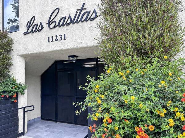 $2,245 / 1br - Beautiful 1B/1B Apartment ~ Excellent location! ~ Great Price! ~ (North Hollywood)63840115325697120