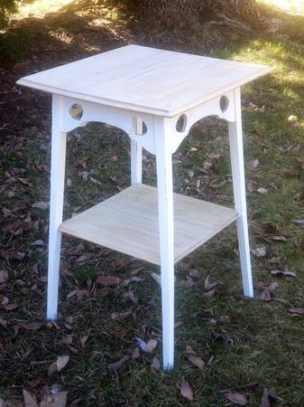Pretty Oak Parlor Table 1