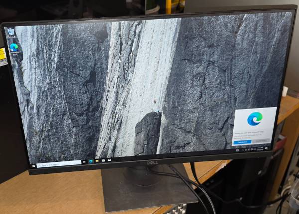 6 identical 22 inch Dell  monitors with hdmi, Displayport 1