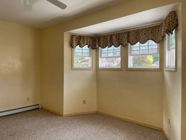 $1,000 / 1br - 600ft2 - +^+ Spacious 1st floor one bedroom apartment in North Providence +^+ (North Providence)64002829900291121