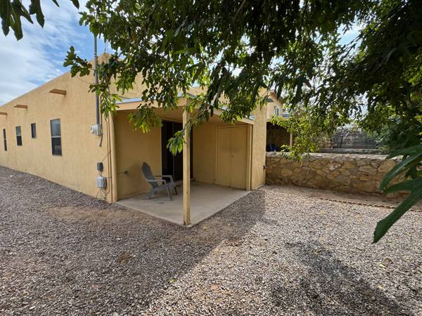 $1,200 / 1br - 900ft2 - Clean townhouse with big yard, lots of light (Las cruces)64047885672451124