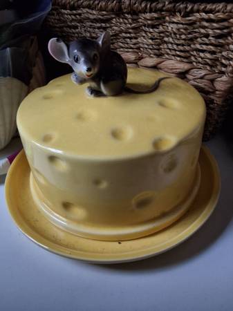 Vintage ceramic cheese holder with mouse 1