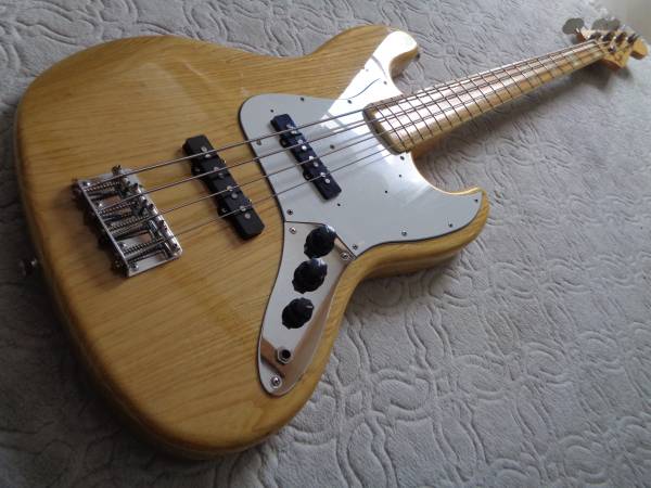 Fender Japan 75's Reissue Jazz Bass. 1