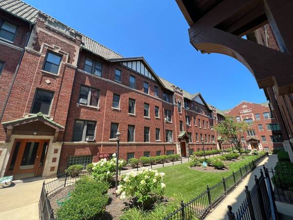 $1,195 / 383ft2 - Amazing Logan Studio - STEPS to Blue Line64041645302402120