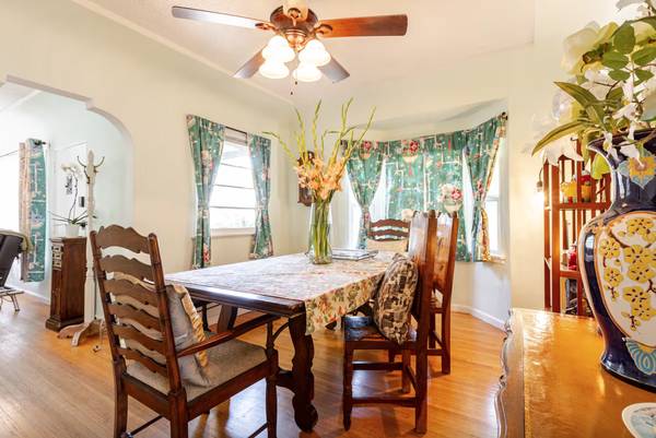 $4.200 / 2 hab - 1300 pies² - Tranquilo hogar amueblado de 2 habitaciones en una joya residencial de Burbank, estancia de 30 días o más (Burbank)63509696732291122