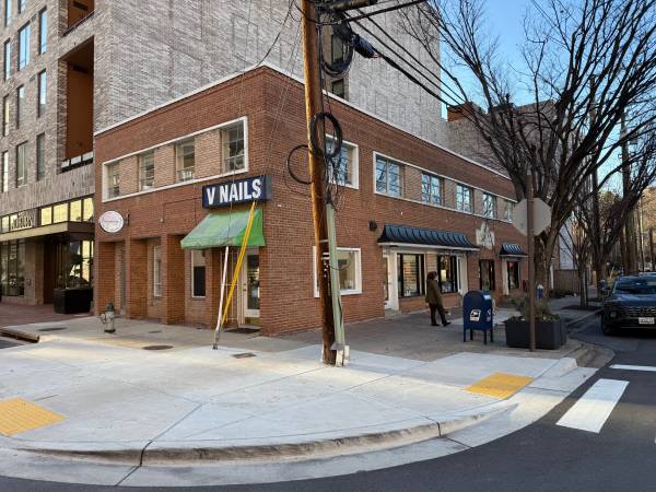 Single Room FOR LEASE Office or Service Uses Ideal 1