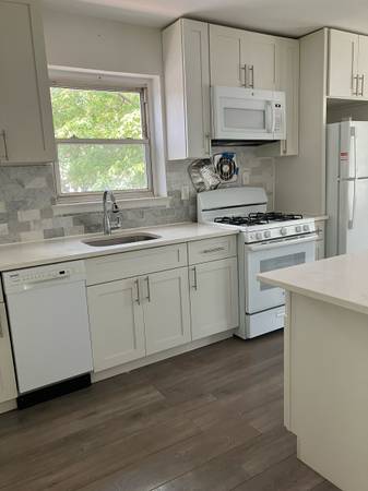 $3,100 / 2br - 2BR cerca de BAYSIDE LIRR, cocina reformada/DISH, MICROONDAS, BALCÓN, ENTRADA PARA 2 COCHES (Bayside cerca de Douglaston y Little Neck)63816625336579121