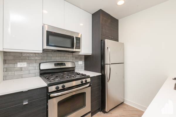 $2,450 / 1br - ¡Dúplex único con vista al lago! Lavadora/secadora en la unidad, balcón, estacionamiento! Sin depósito de seguridad, se aceptan mascotas (Lake View East)63918533171970123