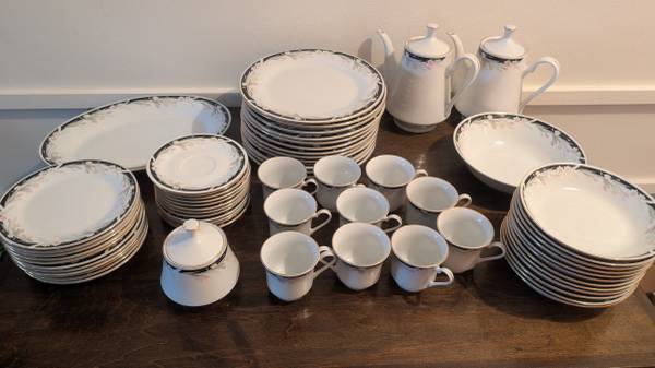 Beautiful Crown Ming “Michelle” Fine China Dish Set 1