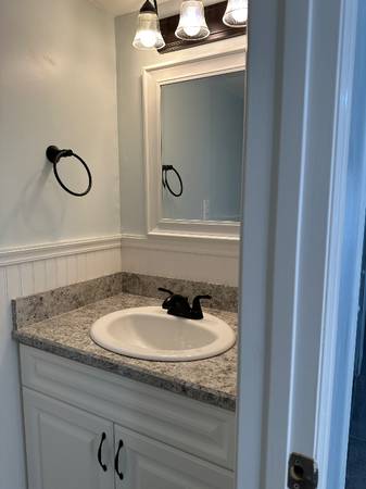 $1325.00 / 2br - 972ft2 - Adosado actualizado de dos pisos en alquiler en una comunidad tranquila.63768080480257122