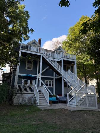 $2,200 / 1br - 750ft2 - Private Modern One-Bedroom with Deck (Woburn)63912518026370121