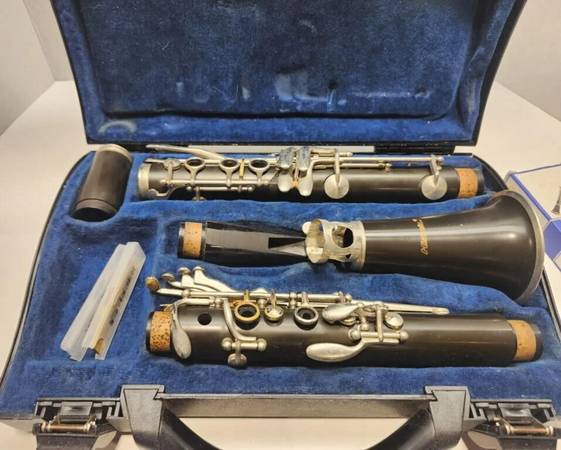 Hisonic Clarinet in Buffet Crampon case w/box of reeds 1