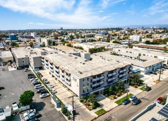 $2,685 / 700ft2 - On-Site Management, Covered Parking, Fireplace (3767 Clarington Ave, Los Angeles, CA)63812226343681122