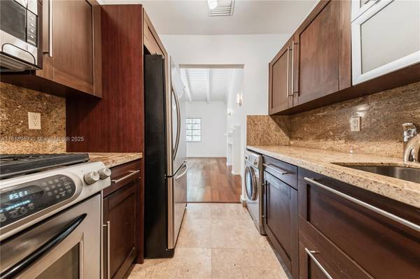 $2,850 / 1br - 526ft2 - Be Charmed By this Spanish 1/1 with a Beautiful Vaulted Ceiling! (Harriet Court- South Beach)64001846229250123