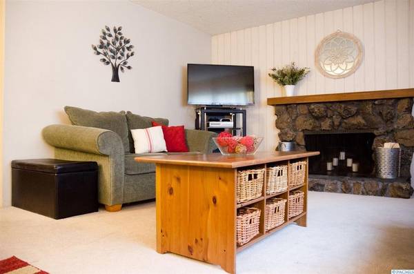 $550 / 1br - Roommate Needed in 5 Bedroom House Behind Rosauers (Pullman)63980821955074124
