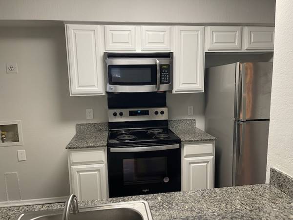 $849 / 1br - 630ft2 - Vida asequible hecha correctamente. (1400 Shady Ln, Bedford, TX)63936353252482121