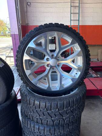 24” Silver Wheel/Tire Package – 33x12.50 R/T Tires 1