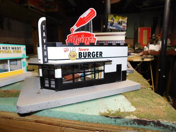 MTH O scale Tavern Burger 1