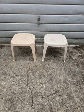 2 plastic square side table 1
