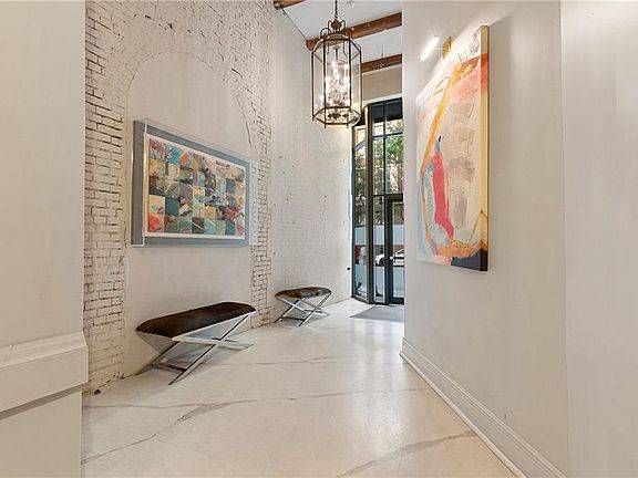 $1,200 / 1br - Elegant Warehouse Loft Living! Top floor residence with in-demand63903420698242122