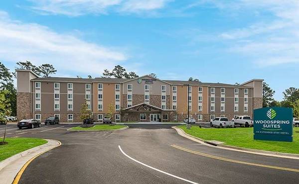 $385 / 1br - Interior Corridors, Flat Screen/Plasma TV, Table and Chairs (11530 Lakeridge Pkwy, Ashland, VA)64027113040001122
