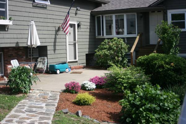 $2,900 / 3br - Quincy's Best Neighborhood - Squantum - Rare 3 Bedroom 2 1/2 Bath Apt. (Squantum)63875606378625120
